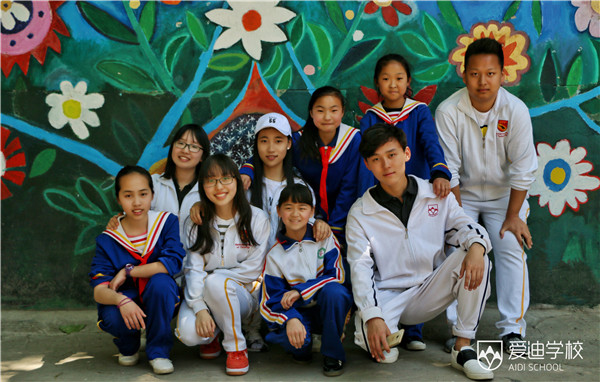愛迪學(xué)校與太陽同行公益活動,愛迪學(xué)子為打工子弟學(xué)校學(xué)生修繕音樂教室