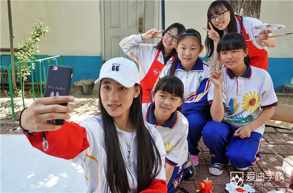 愛迪學(xué)校與太陽同行公益活動，愛迪學(xué)子為打工子弟學(xué)校學(xué)生修繕音樂教室