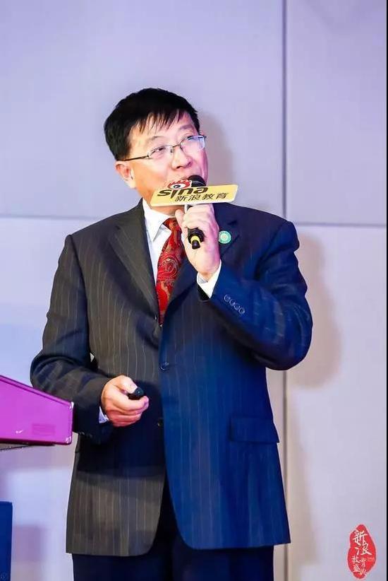 包玉剛吳子?。簢H學(xué)校的出路是發(fā)掘?qū)W生個(gè)性
