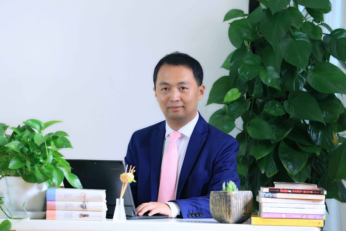于中連 國際部主任 畢業(yè)于中國農業(yè)大學，獲博士學位。美國明尼蘇達大學藥學系博士后，德州大學博士后。專長于國際課程開發(fā)、中國學生國際化適用性解決方案制定和學生升學長期規(guī)劃。